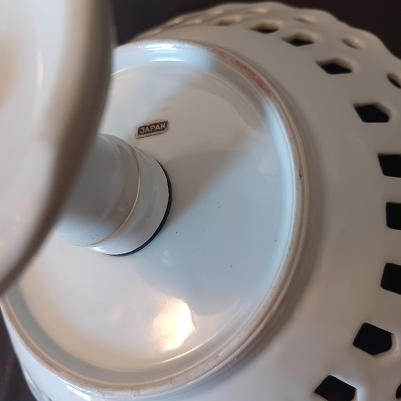 Vintage Footed pedestal bowl with gold trim and scalloped edge. Made in Japan. - Picture 7 of 11